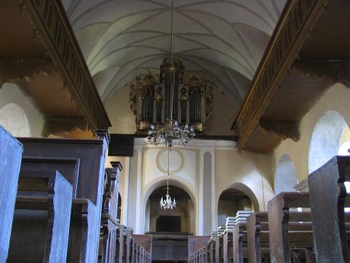 Kirchenschiff und Orgel