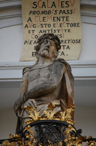 Hauptfigur auf dem Balkon der Kreuzbergkirche