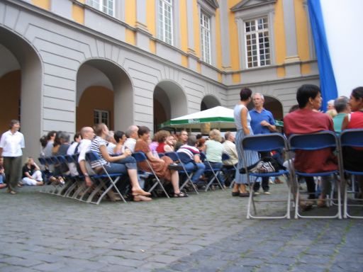 Zuschauer auf den vorderen Seitenplätzen